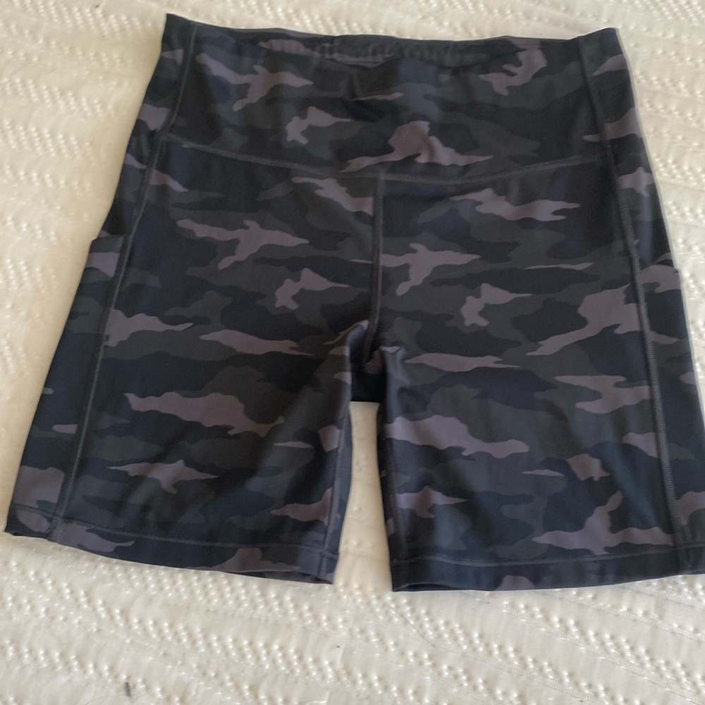 Athleta Shorts size Large